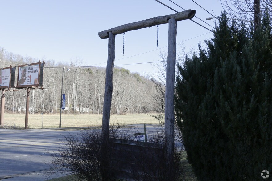 1361 Soco Rd, Maggie Valley, NC à vendre - Photo du bâtiment - Image 2 de 19