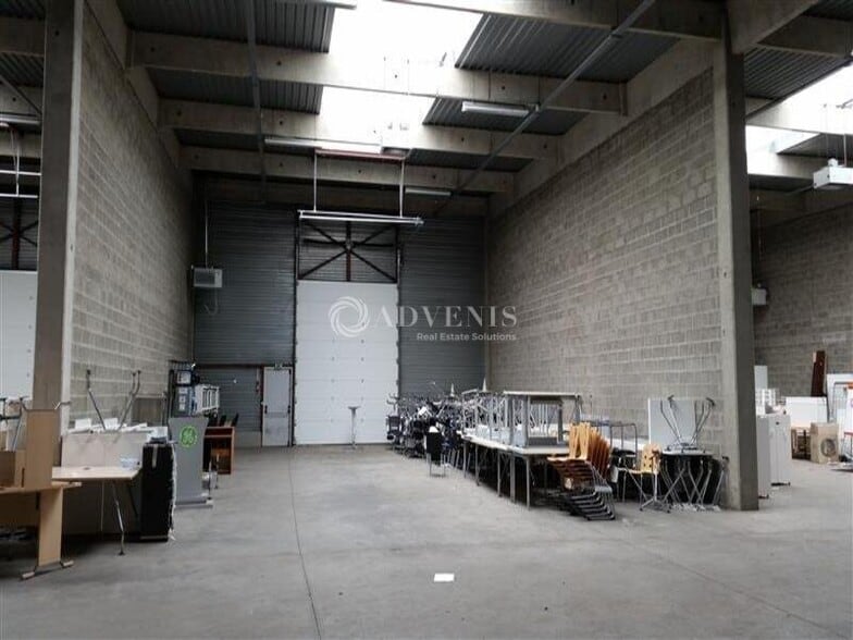 Industrial in Coignières for lease - Building Photo - Image 3 of 12