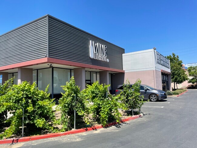 Plus de détails pour 1544 E Warner Ave, Santa Ana, CA - Commerce de détail à vendre