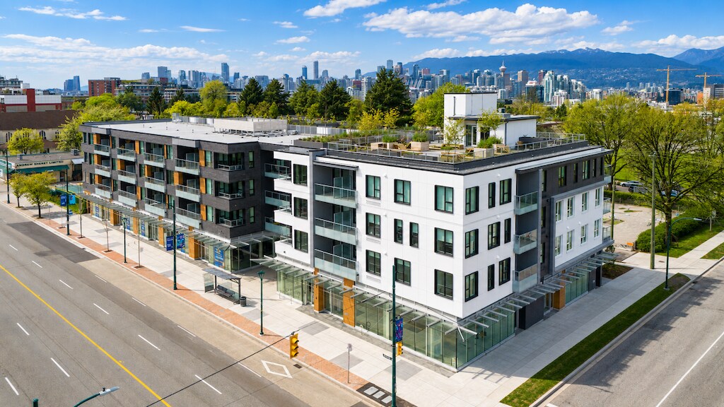 451-471 E Broadway, Vancouver, BC à vendre Photo du bâtiment- Image 1 de 8