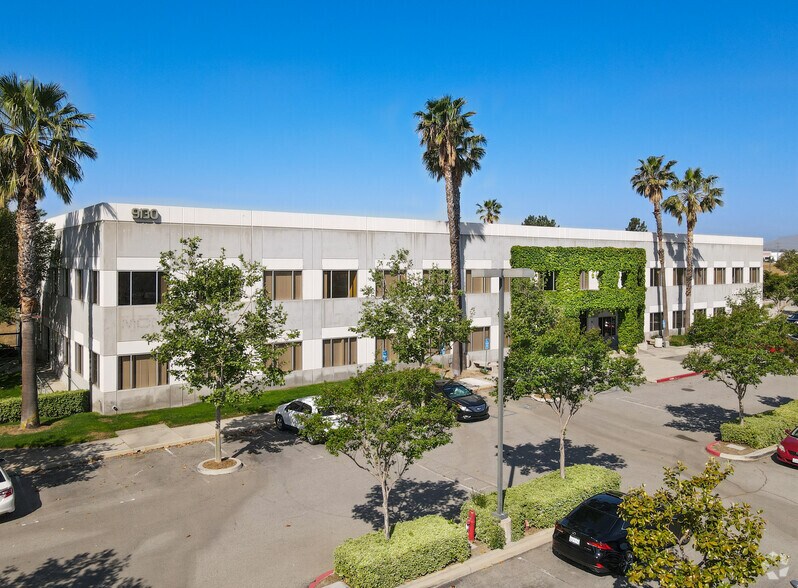 9130 Anaheim Pl, Rancho Cucamonga, CA à louer - Photo principale - Image 1 de 5