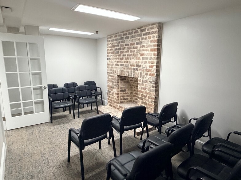 21 Barnard St, Savannah, GA for lease - Building Photo - Image 3 of 7