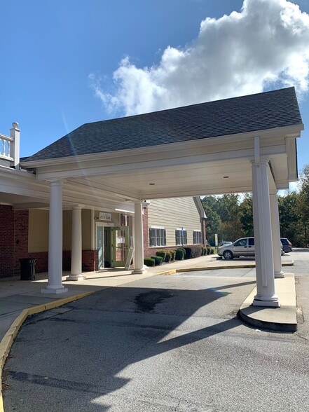 4224 Fairbanks Dr, Oakwood, GA à louer - Photo du bâtiment - Image 2 de 8