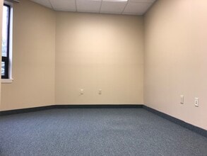 2 Electronics Ave, Danvers, MA à louer Photo intérieure- Image 1 de 5