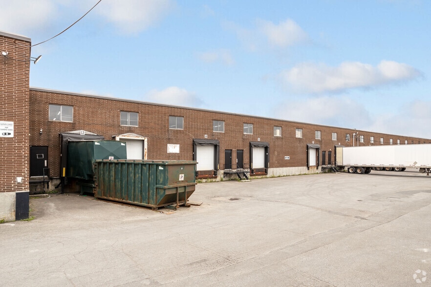 825 Rue Tecumseh, Dollard-des-Ormeaux, QC for lease - Building Photo - Image 2 of 8