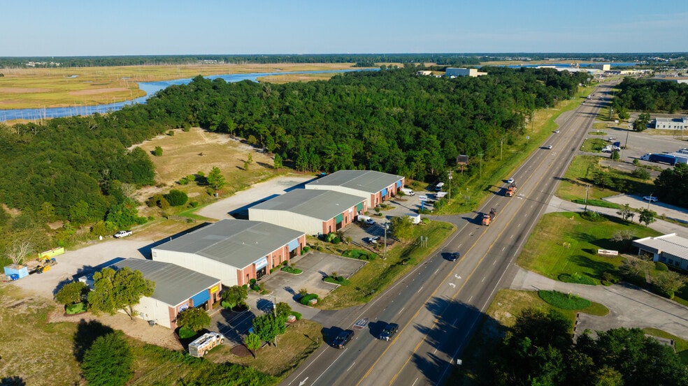 Fully Leased Office/Warehouse Buildings portfolio of 3 properties for sale on LoopNet.ca - Building Photo - Image 2 of 17