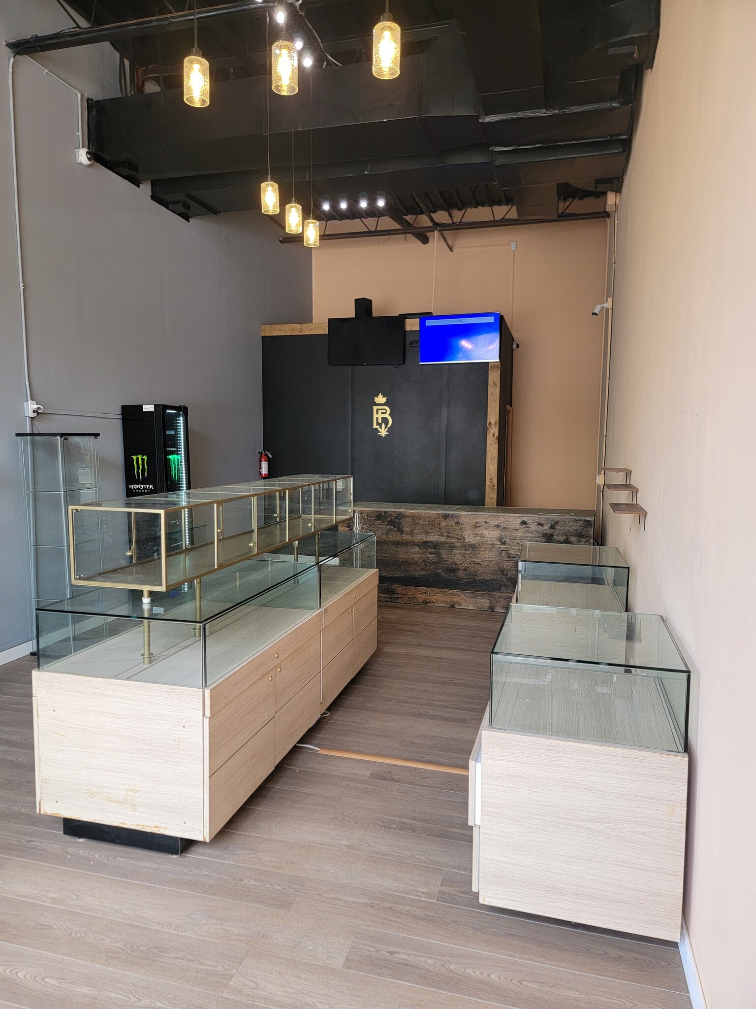 811 Dundas St W, Toronto, ON for lease Interior Photo- Image 1 of 4