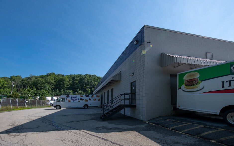 780 Pine Valley Dr, Plum, PA à louer - Photo du bâtiment - Image 3 de 5