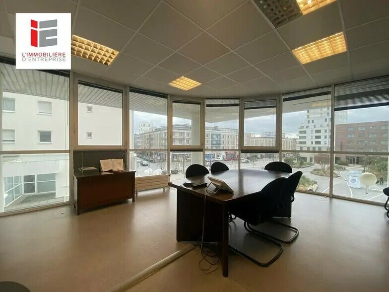 Office in Lorient for sale - Interior Photo - Image 1 of 12