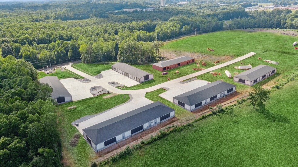 158 Innovation Dr, Statesville, NC à louer - Photo du bâtiment - Image 2 de 6