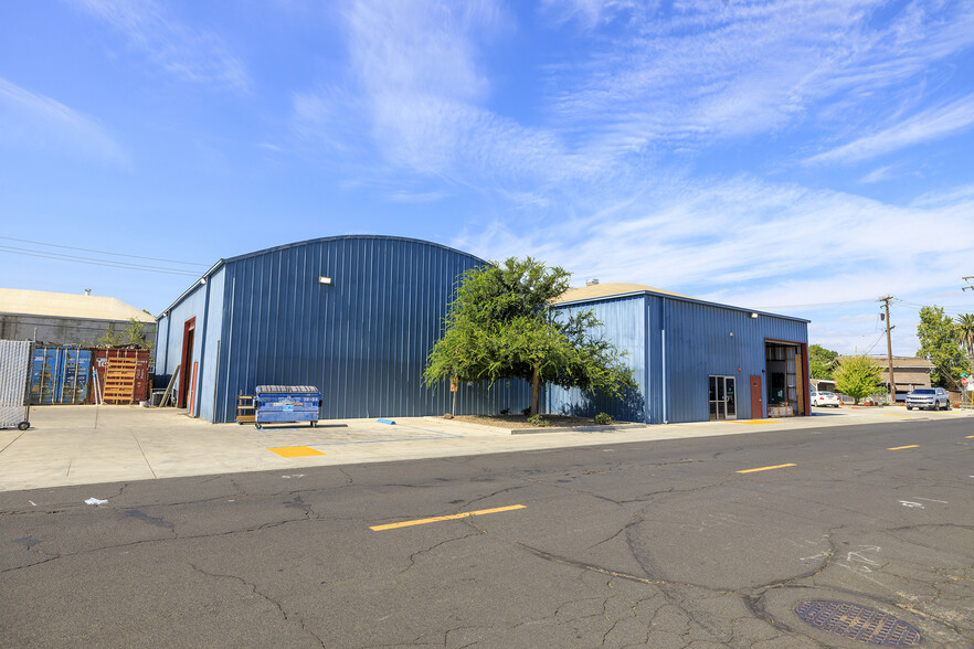 270 Oak St, Manteca, CA à louer - Photo du bâtiment - Image 1 de 17