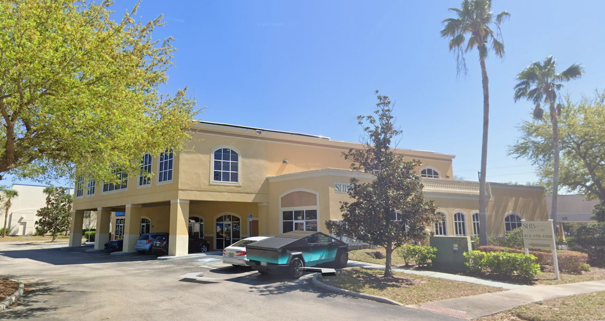 1020 E Brandon Blvd, Brandon, FL for lease Building Photo- Image 1 of 5