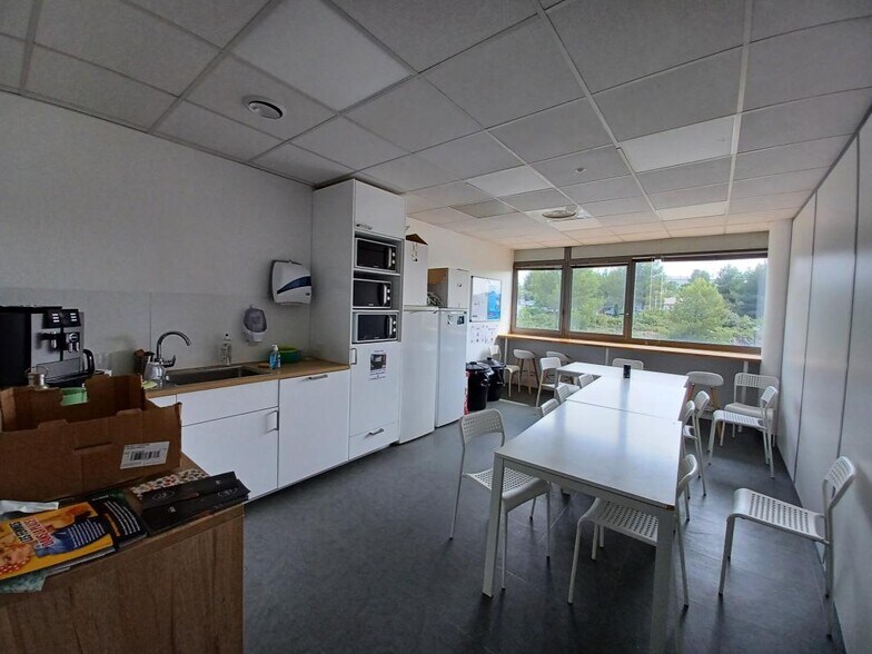 Office in Aix-en-Provence for lease - Interior Photo - Image 2 of 8