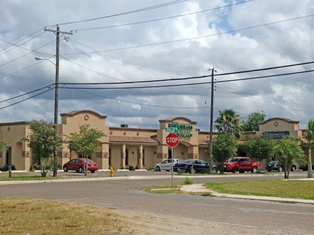 2404 S F St, Harlingen, TX à louer - Photo du bâtiment - Image 2 de 6