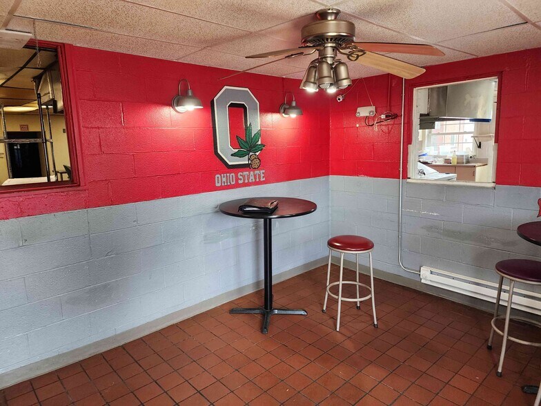 114 E Main St, Saint Clairsville, OH à louer - Photo du bâtiment - Image 2 de 19