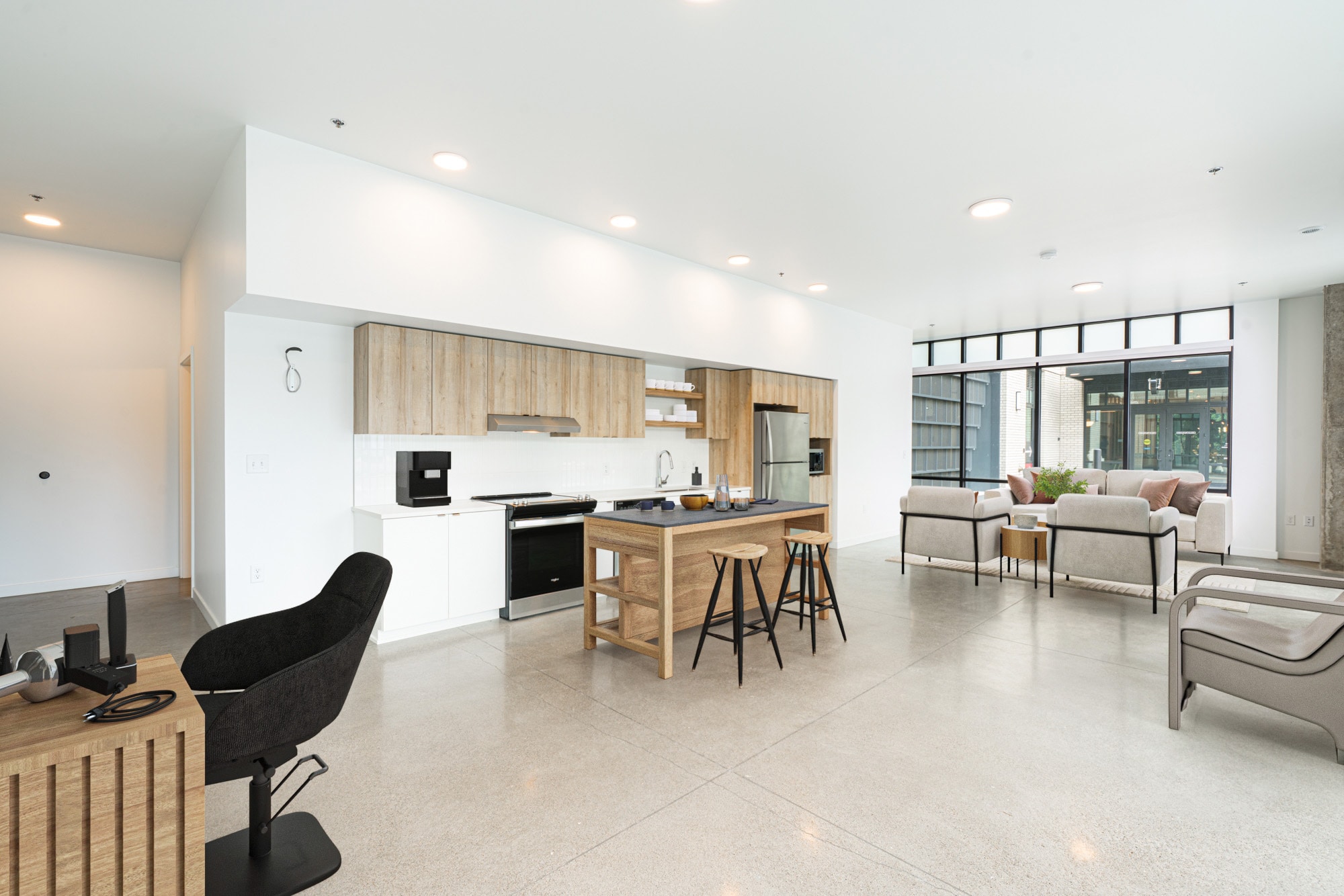 10306 SE Main St, Milwaukie, OR for lease Interior Photo- Image 1 of 9