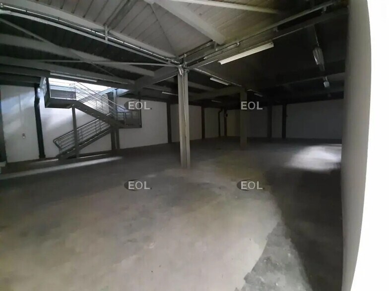 Flex in Morangis for lease - Interior Photo - Image 3 of 7