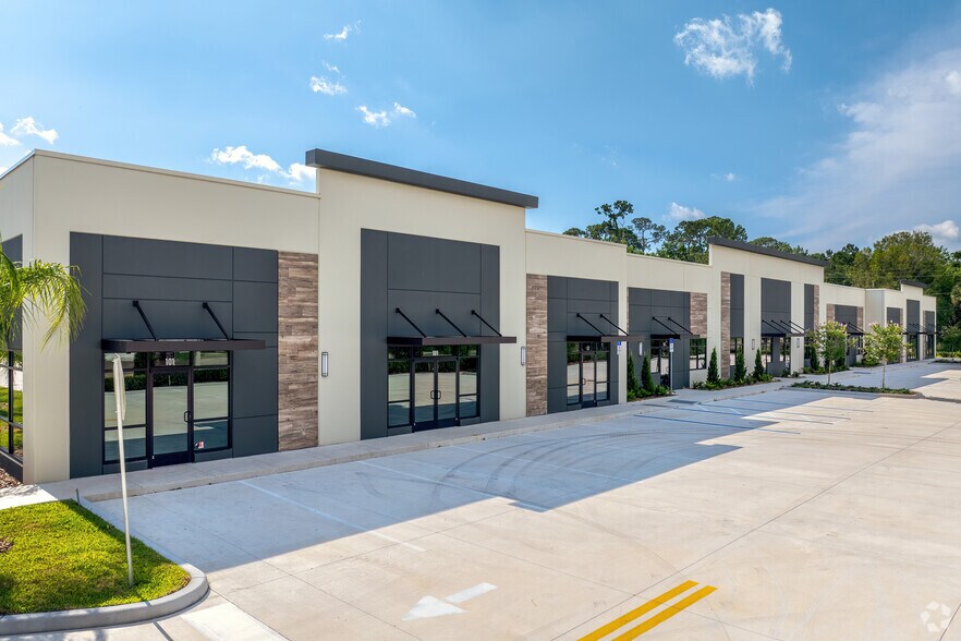 315 Monroe Rd, Sanford, FL à louer - Photo du bâtiment - Image 1 de 6