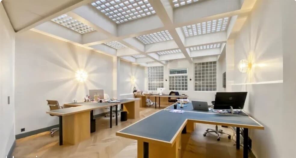 Retail in Paris for lease - Interior Photo - Image 2 of 6