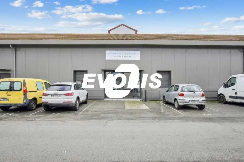 Office in La Courneuve for lease - Building Photo - Image 1 of 9