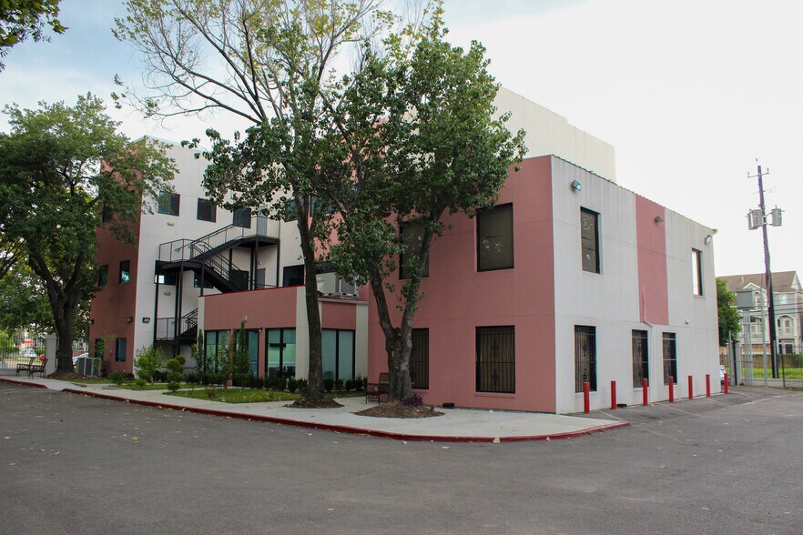 1710 W 25th St, Houston, TX à louer - Photo du bâtiment - Image 2 de 37