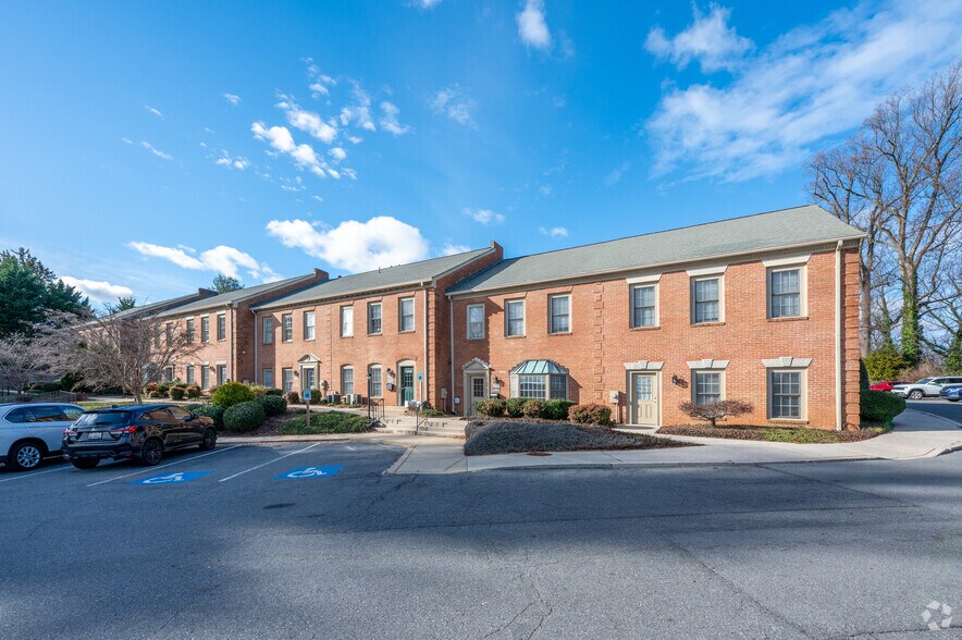 5602-5654 Shields Dr, Bethesda, MD à louer - Photo du bâtiment - Image 1 de 26