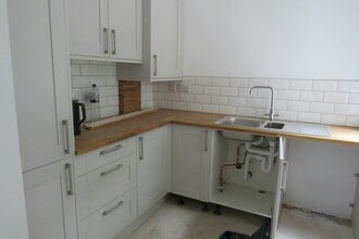 188 Beacon Hill Rd, Fleet à louer Photo intérieure- Image 2 de 3