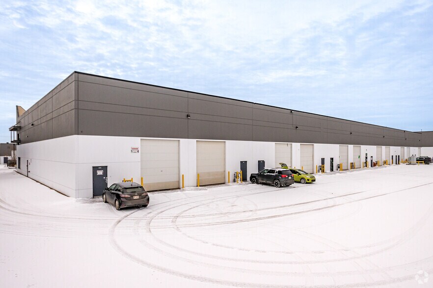 16132-16154 114 Ave NW, Edmonton, AB à louer - Photo du bâtiment - Image 2 de 7