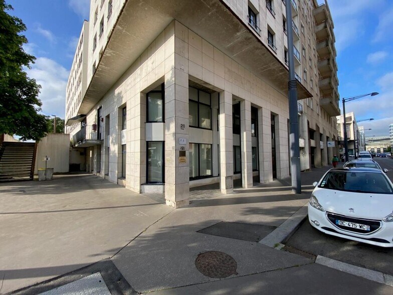 21 Avenue Du Centre, Montigny-le-Bretonneux à louer - Photo du bâtiment - Image 1 de 13