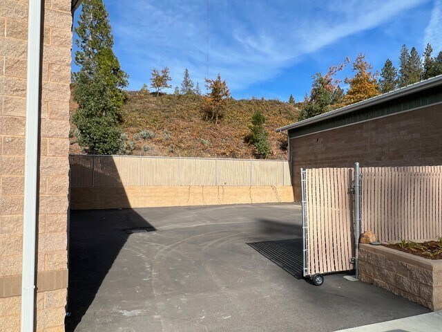 12836 Greenhorn, Grass Valley, CA à louer - Photo du bâtiment - Image 3 de 6