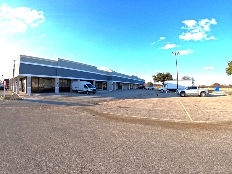 511 E Camp Wisdom Rd, Duncanville, TX for lease - Building Photo - Image 2 of 16