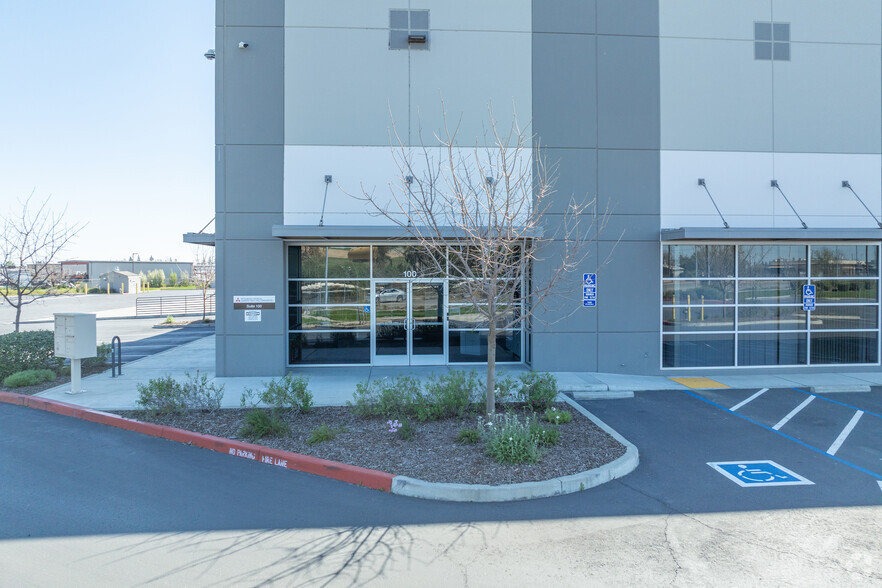 8670 Fruitridge Rd, Sacramento, CA for lease - Building Photo - Image 2 of 9