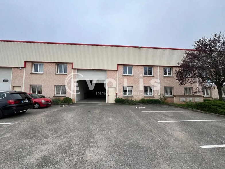 Office in Chassieu for lease - Building Photo - Image 1 of 8