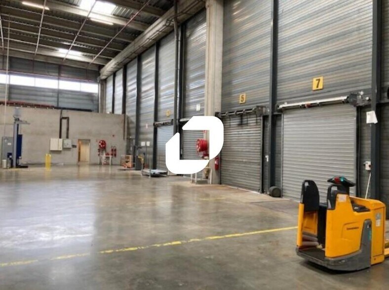 Industrial in Mions for lease - Building Photo - Image 3 of 10
