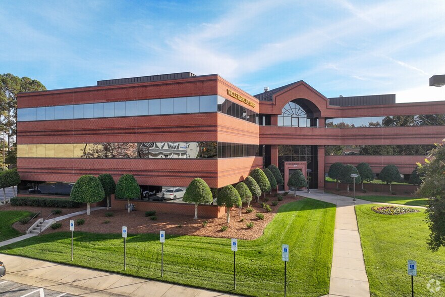 806 Green Valley Rd, Greensboro, NC à louer - Photo du bâtiment - Image 1 de 21