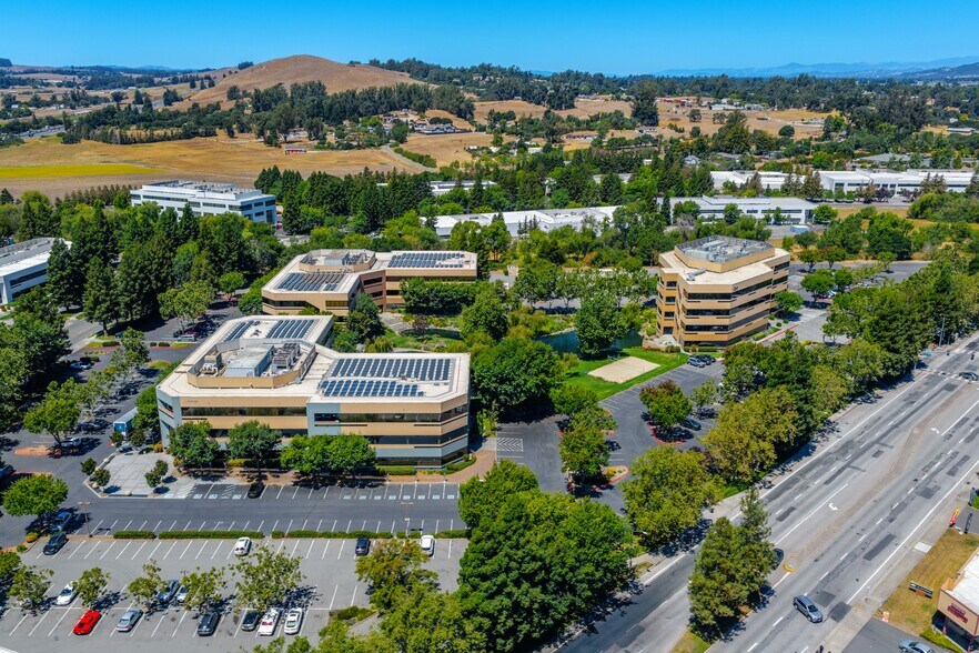 1400 N McDowell Blvd, Petaluma, CA à louer - Photo du bâtiment - Image 2 de 17