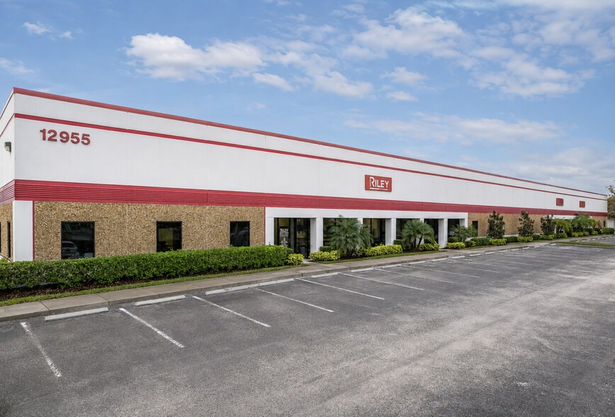 12955 Starkey Rd, Largo, FL à louer - Photo du bâtiment - Image 1 de 12