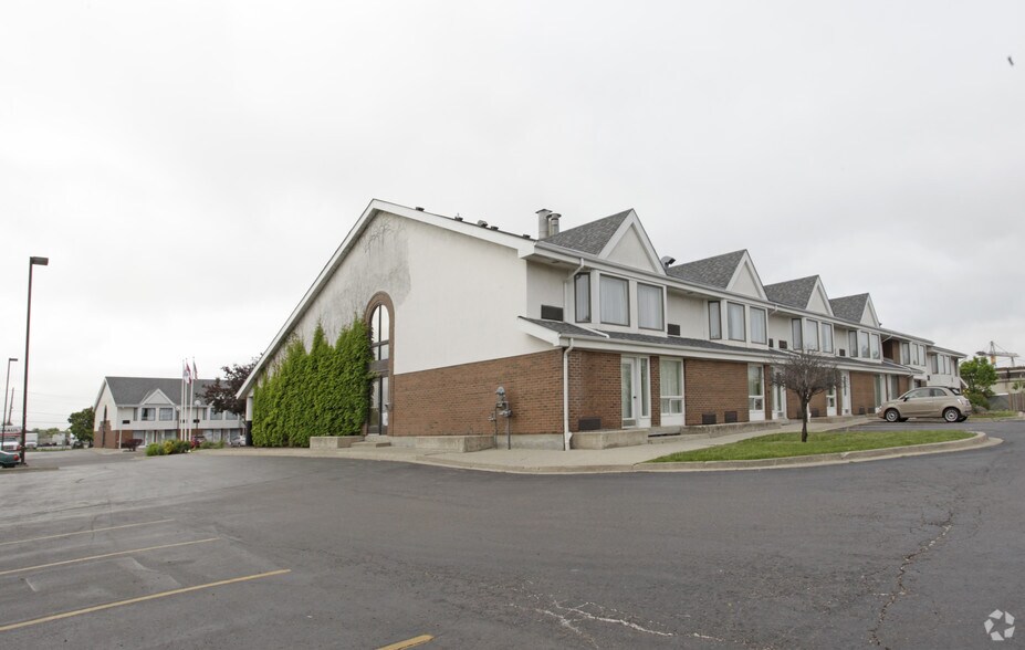 30 Clark Blvd, Brampton, ON à vendre - Photo principale - Image 1 de 1