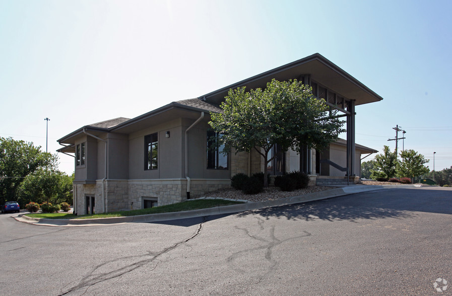 5611 SW Barrington Ct S, Topeka, KS for lease - Building Photo - Image 2 of 18