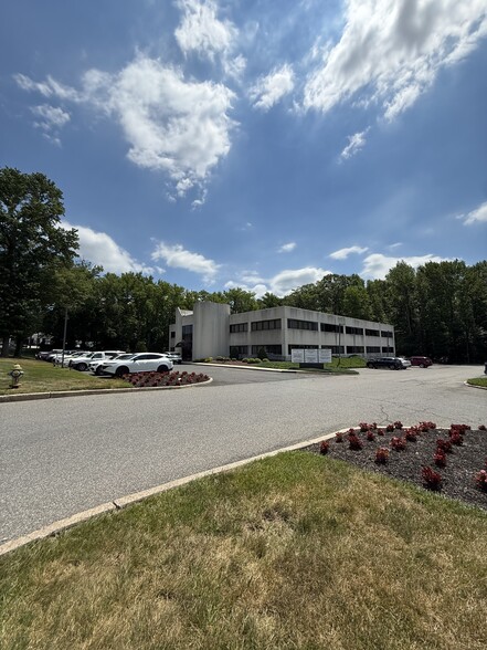 225 Gordons Corner Rd, Manalapan Township, NJ for lease - Building Photo - Image 2 of 32
