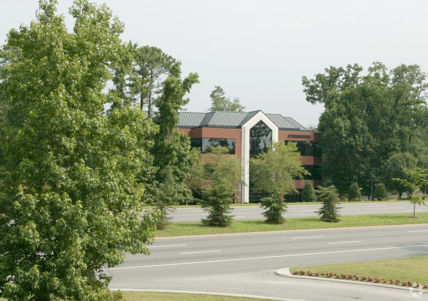 111 Cybernetics Way, Yorktown, VA à louer - Photo du bâtiment - Image 2 de 26
