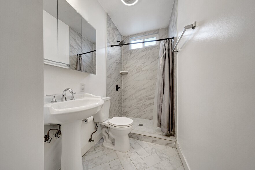 1216 N Kenmore Ave, Los Angeles, CA à vendre - Photo du bâtiment - Image 3 de 17