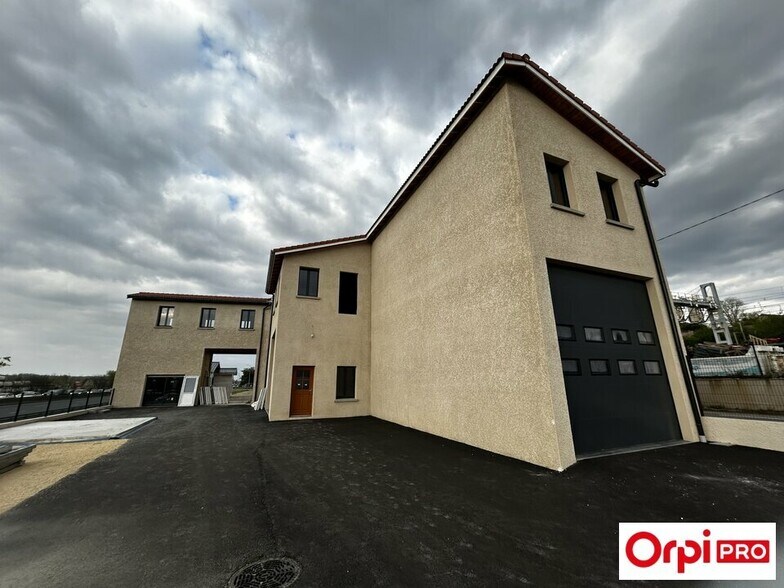 Office in Ternay for lease - Building Photo - Image 3 of 6