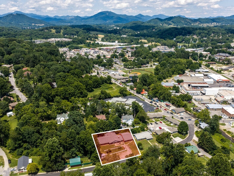 84 Chestnut Park Dr, Waynesville, NC à vendre - Photo du bâtiment - Image 2 de 37