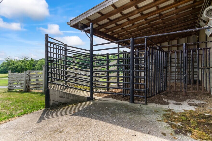 2983 Cove Mountain Rd, Martinsburg, PA à vendre - Photo du bâtiment - Image 3 de 71