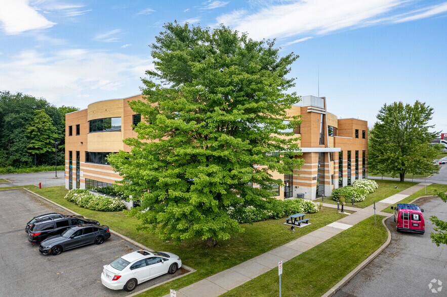 440 Boul Armand-Frappier, Laval, QC à louer - Photo principale - Image 1 de 3