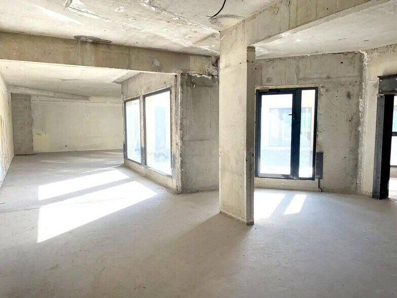 Commerce de détail dans Courbevoie à vendre - Photo du bâtiment - Image 2 de 16