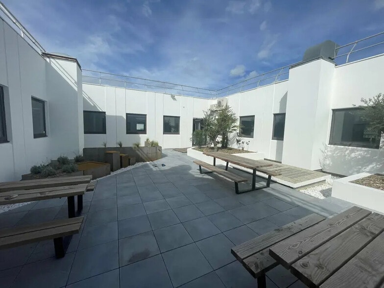 Office in Limonest for lease - Building Photo - Image 2 of 11