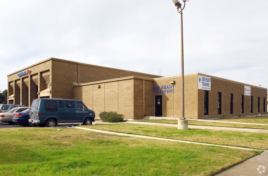 111 Rayburn Dr, San Antonio, TX for lease - Building Photo - Image 2 of 5