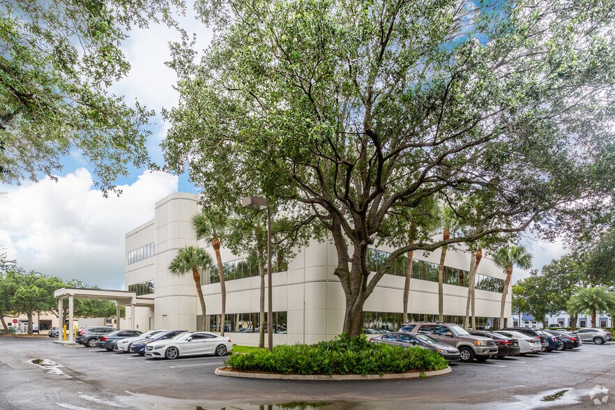 14361 Commerce Way, Miami Lakes, FL à louer - Photo du bâtiment - Image 3 de 18